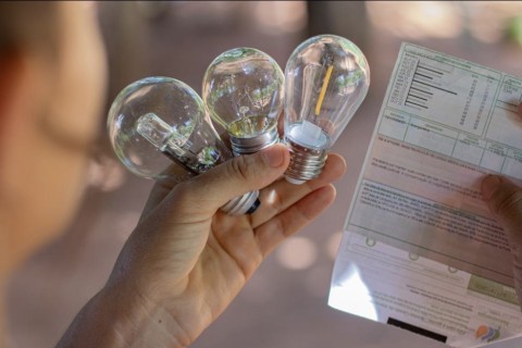 Economia de energia | LED | Troca gratuita de lâmpadas pode reduzir conta de energia em até 30% em Feira de Santana
